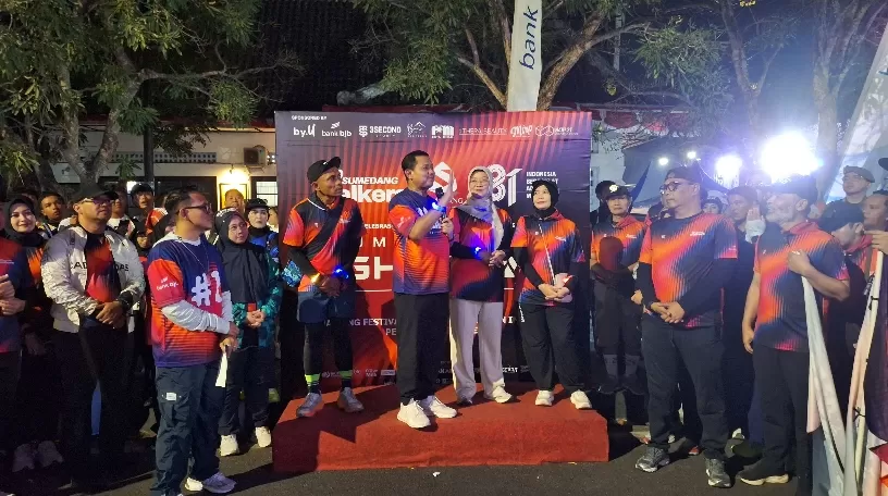 Momen bupati bersama sumedang walkers, di acara night walk, Sabtu malam. (Foto:ist) 