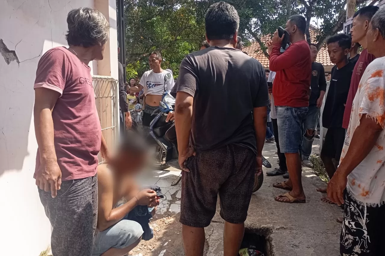 Terduga maling (jongkok) saat diamankan warga di Desa Sukaratu Kecamatan Darmaraja. (Foto : Istimewa)