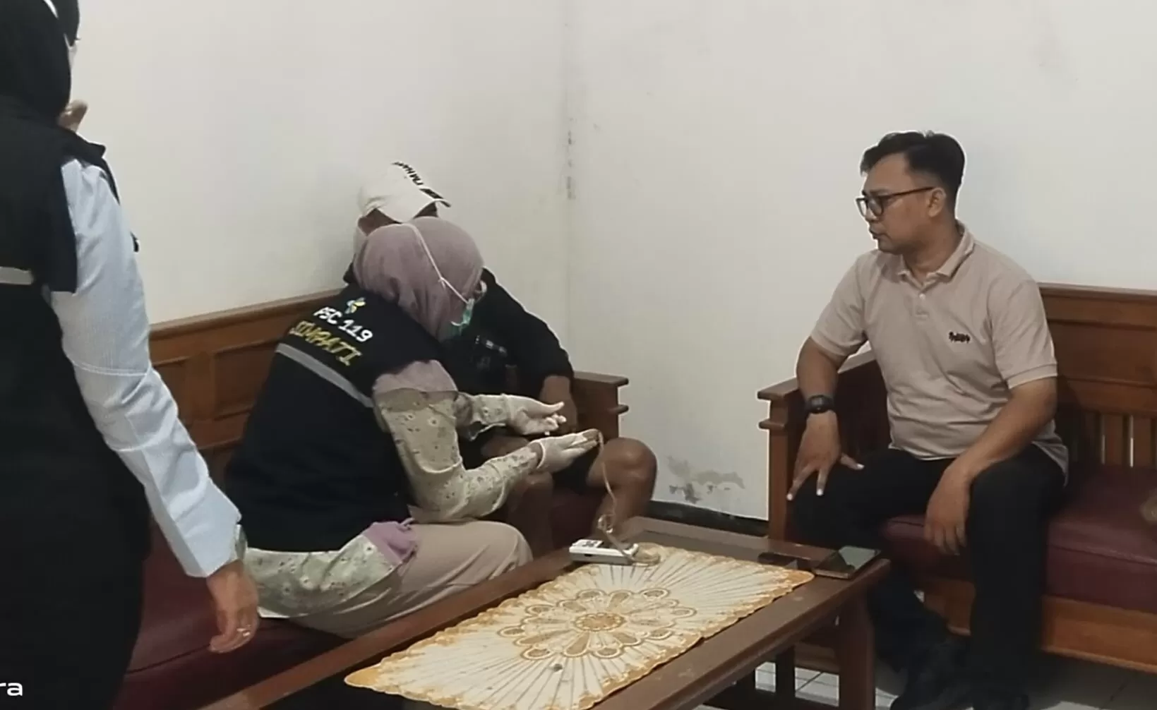 Kades Wanajaya, Erwan Riswanto (kanan) saat Koordinasi Penjemputan Warganya dengan PSC (Foto : Istimewa) 