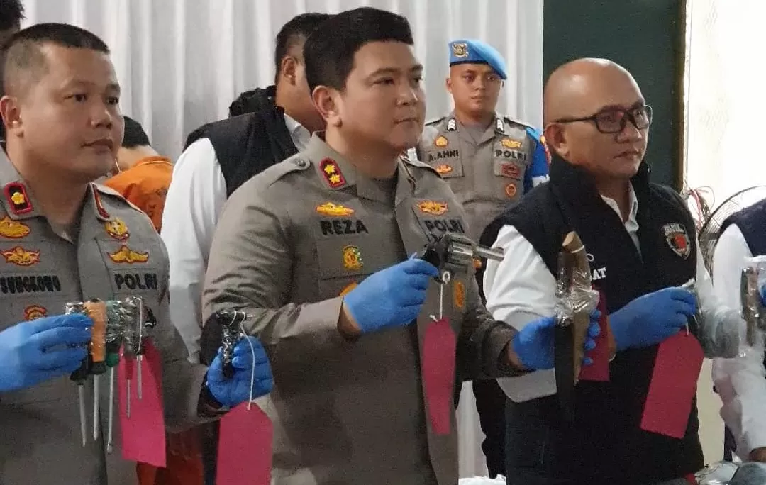Kapolres Sumedang, AKBP Reza Ma'ruffi (tengah) saat Menunjukkan Barang Bukti Senpi Revolver (Foto : ridwanm) 
