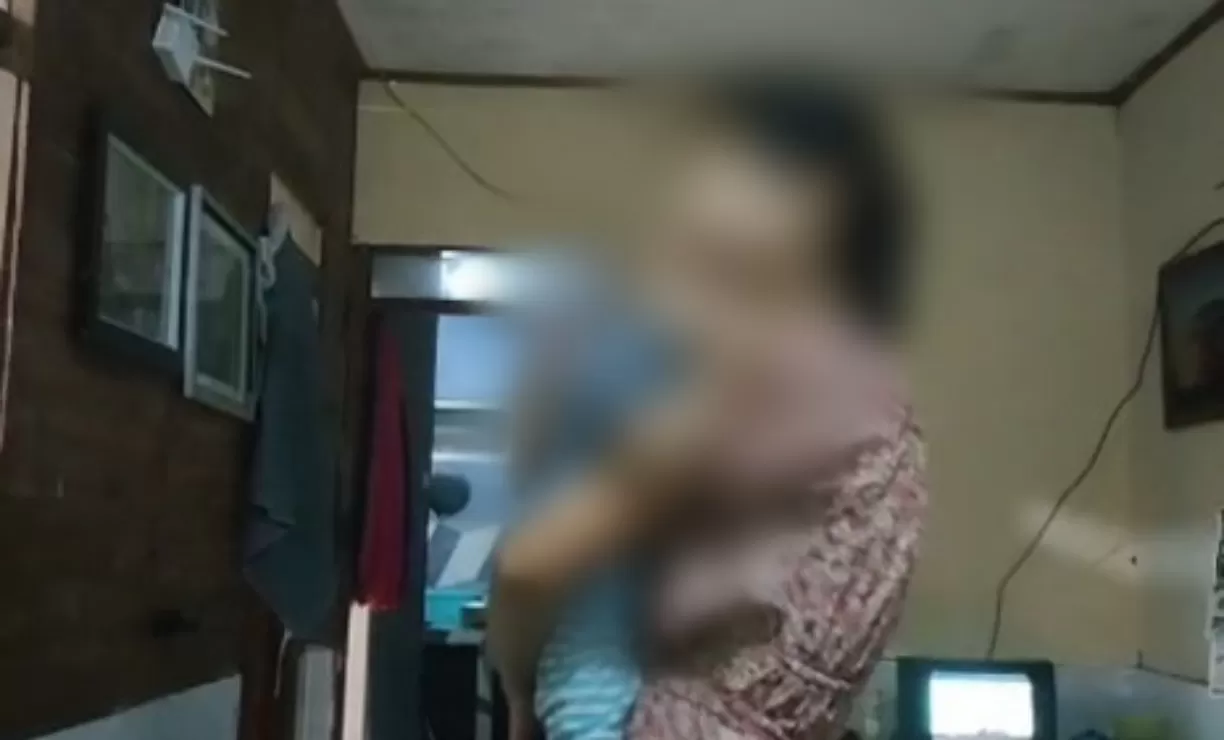 Balita Pengidap Penyakit TAPI Asal Desa Conggeang Wetan Arshaf Aditya Munzaini saat Digendong Ibunya (Foto : ridwanm) 