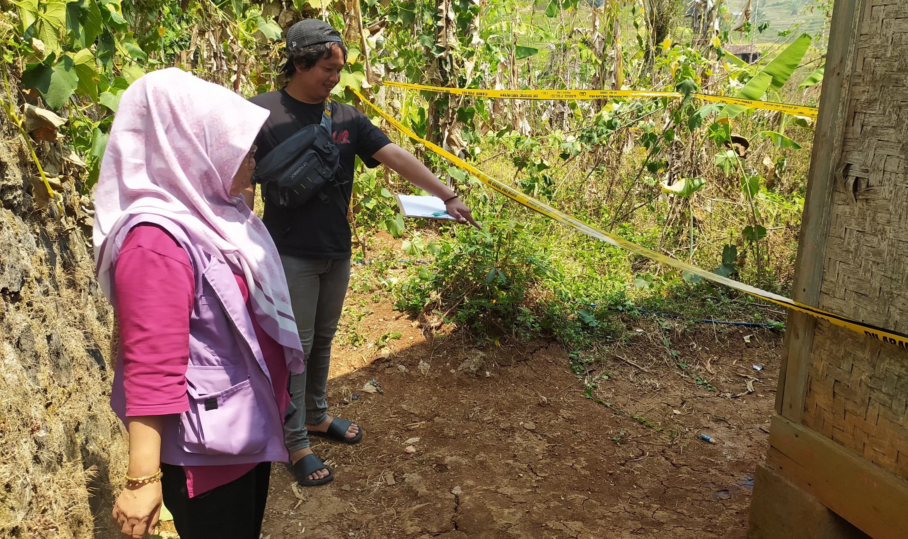 Kepala Bidang Pemberdayaan Perempuan dan Perlindungan Anak (P3A) DPPKBP3A Sumedang, Ekki Riswandiyah saat di TKP Penemuan Bayi Laki-laki (Foto : Istimewa) 