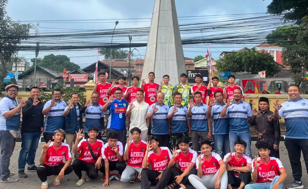 Saat Pelepasan Tim Sepak Bola U-21 Kecamatan Jatinangor untuk Mengikuti Piala Dony-Yoshua. Dihadiri Pemain Persib, Dedi Kusnandar yang Merupakan Putra Daerah Jatinangor (Foto : Istimewa) 