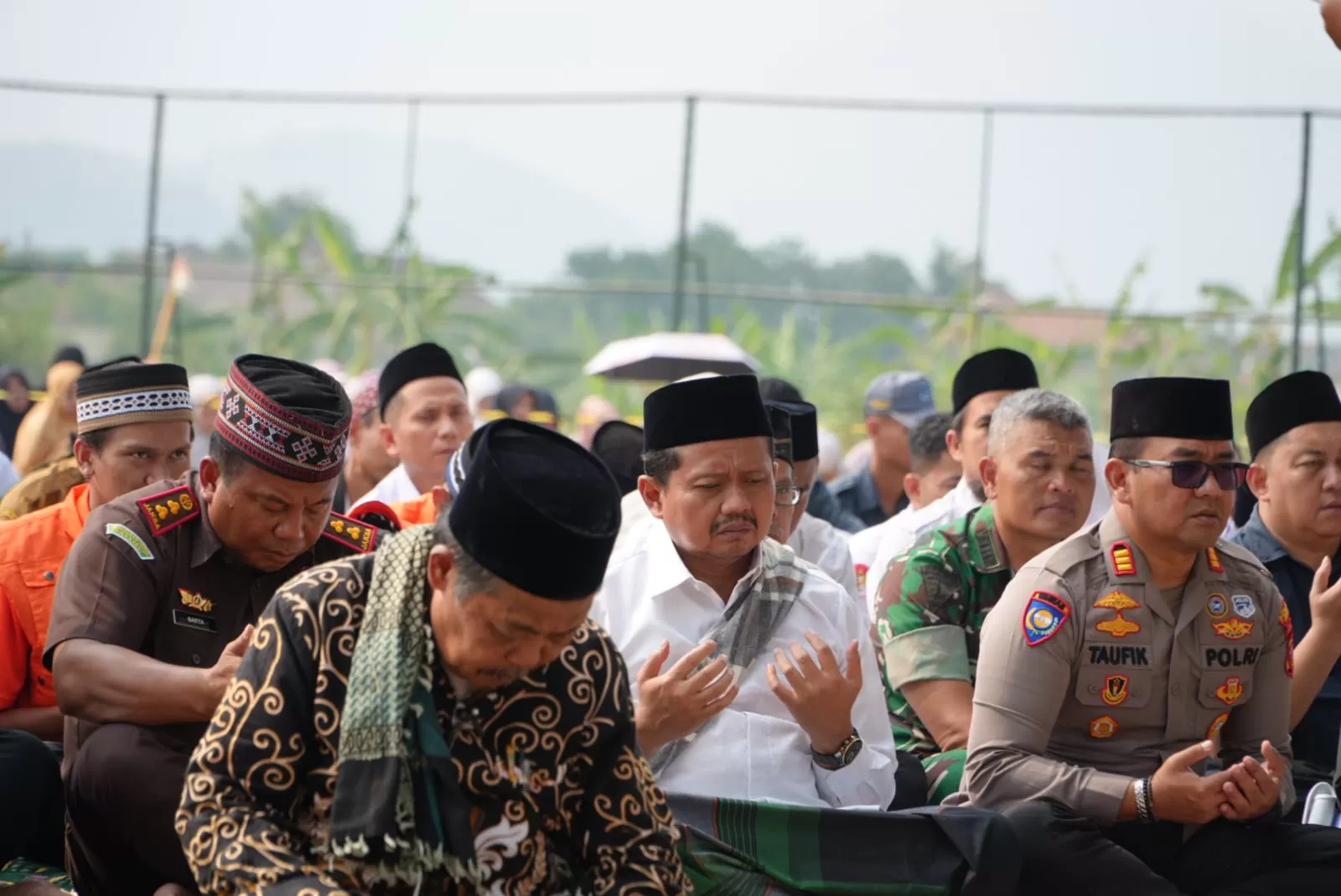 Momen bupati Sumedang beserta Sejumlah ASN berdoa usai laksanakan shalat Istisqo, Selasa (08/09/2026). (Foto-Ist) 