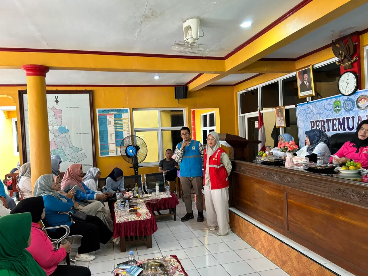 Petugas PLN UP3 Sumedang saat memberikan edukasi kelistrikan di Majalengka Jabar beberapa waktu lalu. (FOTO: dok PLN)
