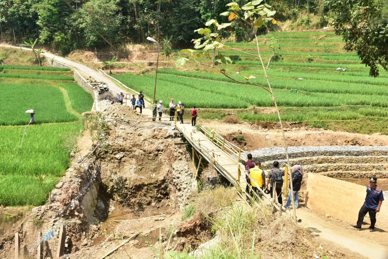 Kondisi terkini jembatan Cibayawak yang sedang diperbaiki di Desa Cinangsi Kecamatan Cisitu. (Foto : Istimewa)