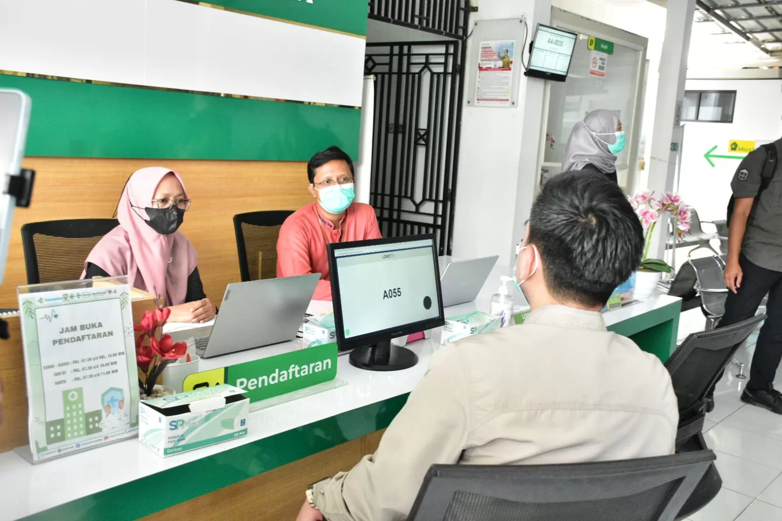Wakil Bupati Sumedang Fajar Aldila saat menemui petugas Puskesmas. (Foto : Istimewa)