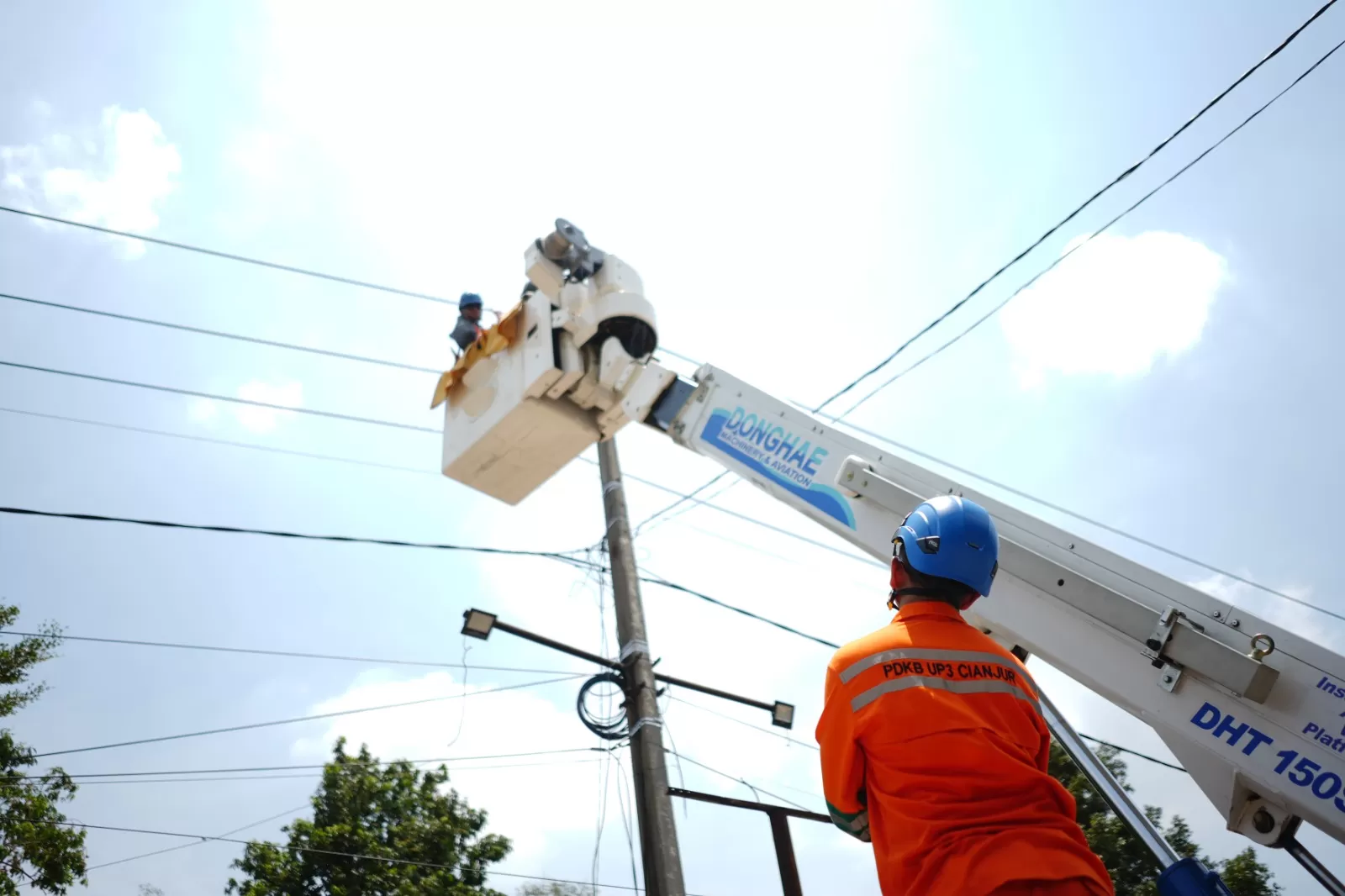 Petugas PLN saat melakukan pemeliharaan jaringan listrik di Kuningan Jabar, Kamis (24/9/2026). (FOTO: dok PLN)
