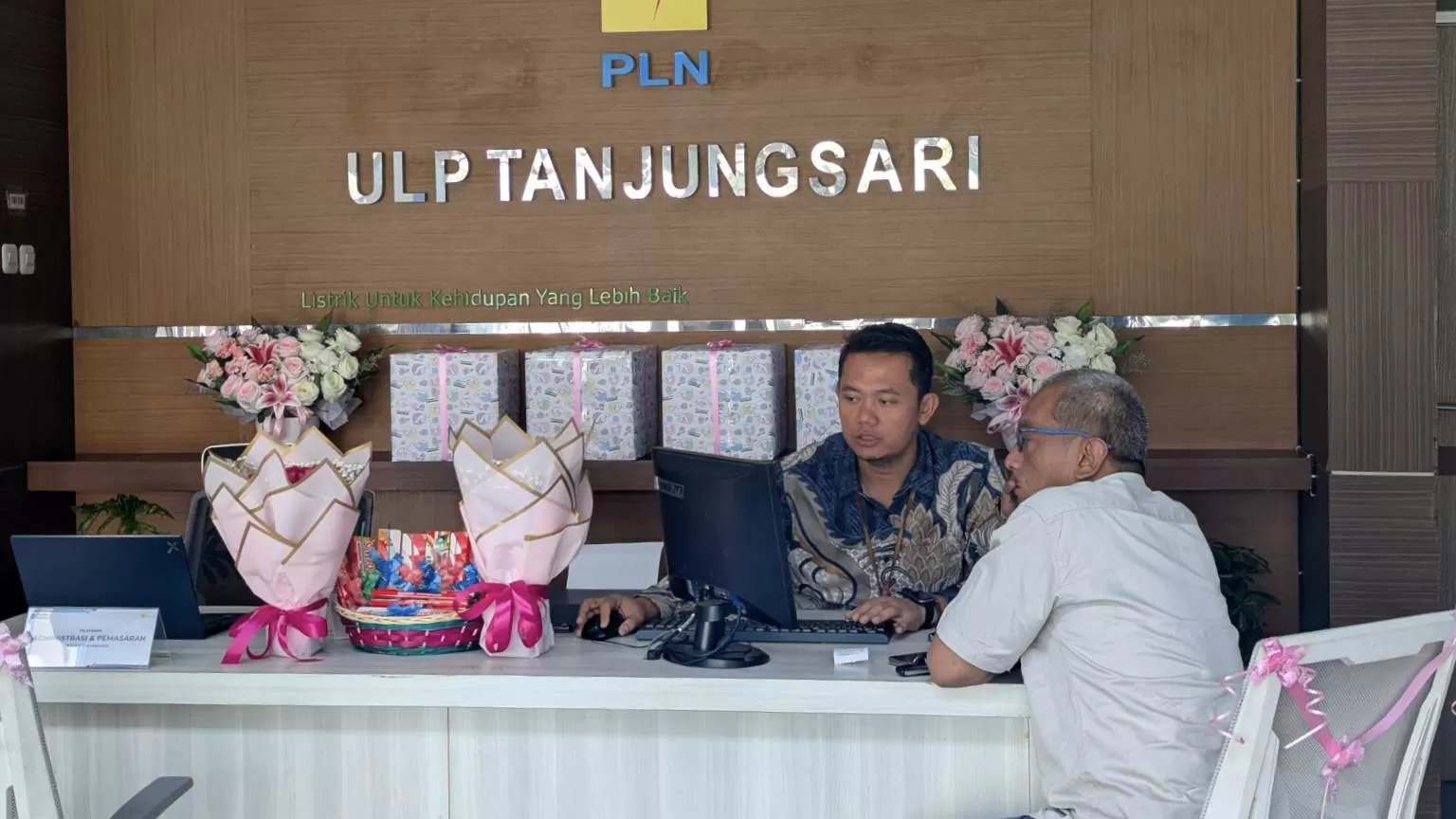 Suasana Pelayanan di Kantor PLN ULP Tanjungsari Sumedang bertepatan dengan peringatan Hari Pelanggan Nasional, Jum'at (4/9/2026). (FOTO: dok PLN)