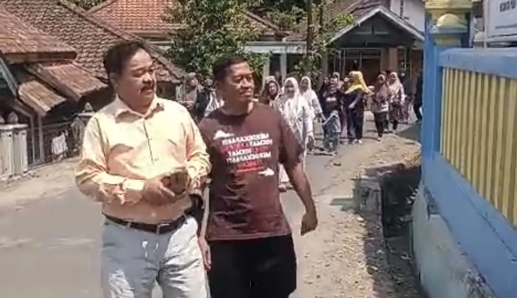 Dokumentasi Mumuh saat Berkegiatan dengan Warga Haurkuning (Foto : Istimewa) 
