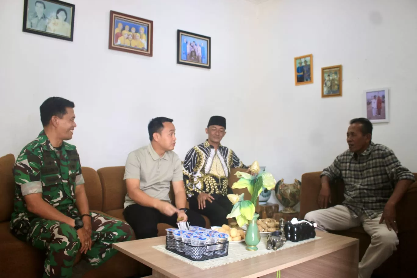 Anggota DPR RI Ujang Bey (tengah kiri) saat berkunjung ke Desa Gunungmanik. (Foto : Istimewa)