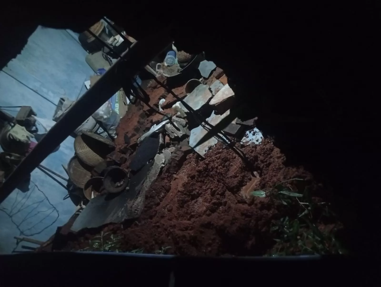Kondisi tembok rumah warga yang ambrol akibat hujan deras di Desa Pamekarsari Kecamatan Surian. (Foto : Istimewa)