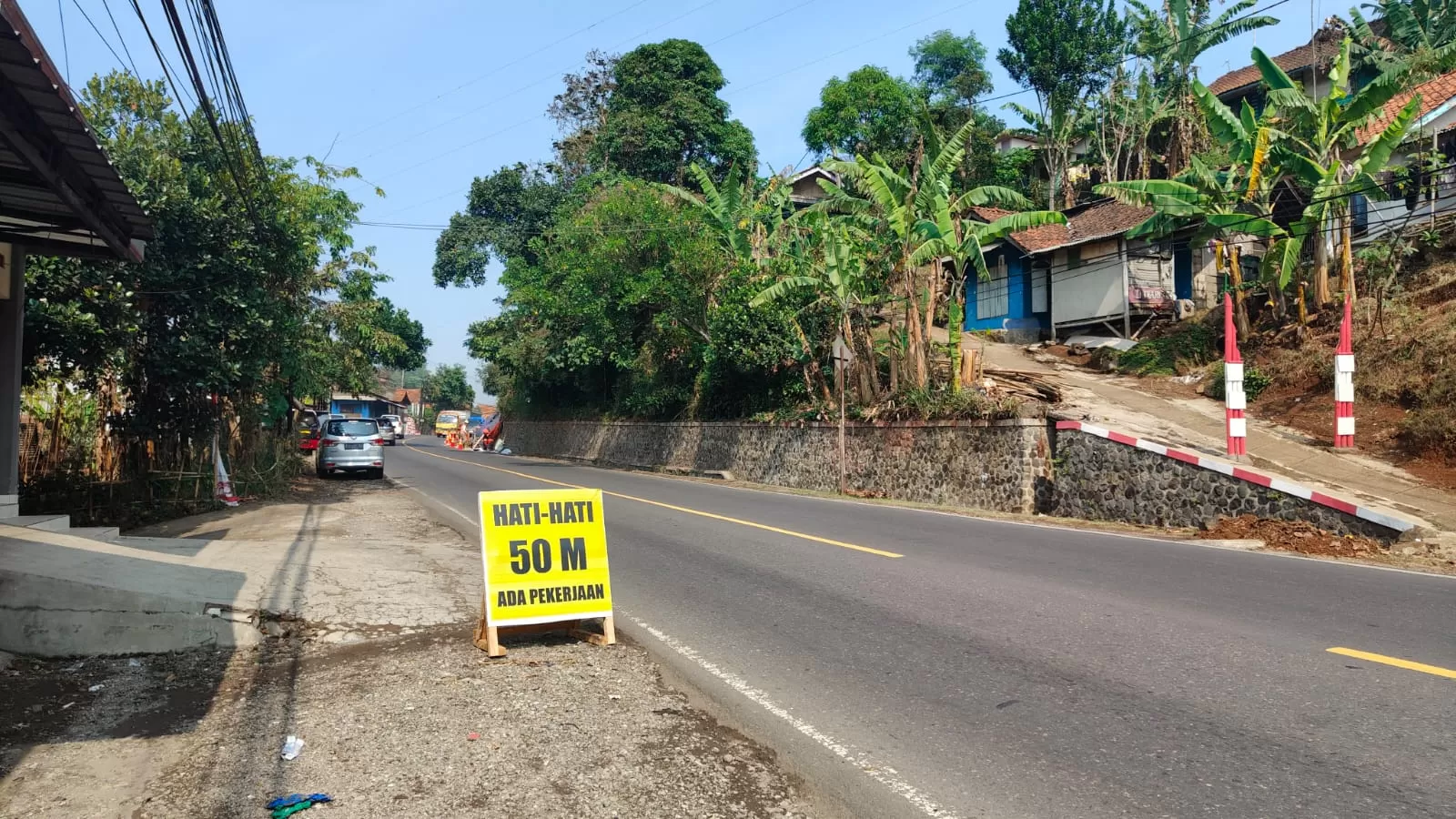 Kondisi jalan di area tebing longsor Desa Ciptasari Kecamatan Pamulihan. 