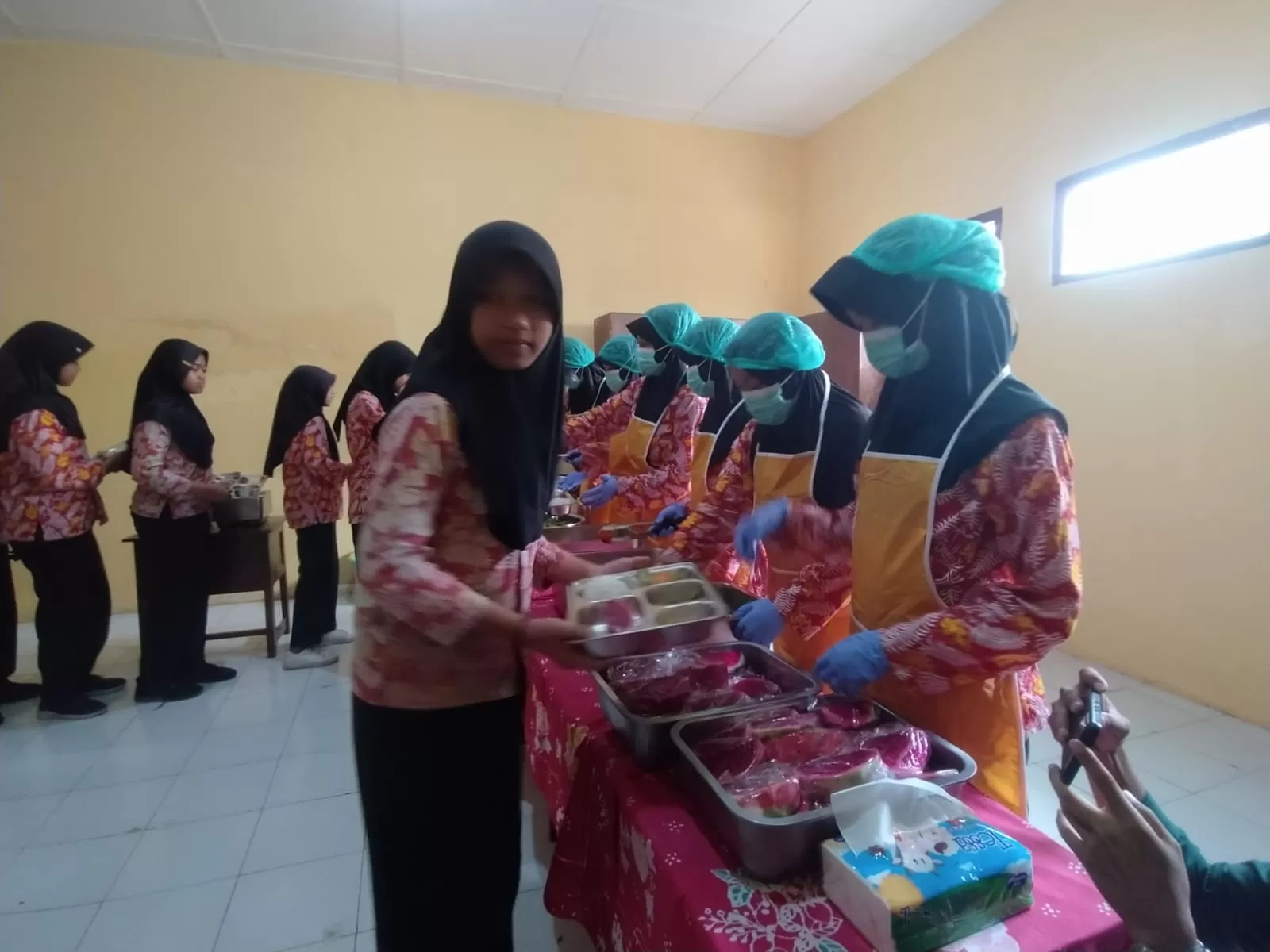 Sejumlah siswa-siswi di Sleman ikut menjadi penyaji makanan Makan Bergizi Gratis (MBG), secara prasmanan, Rabu (7/10/2026). (Husain)
