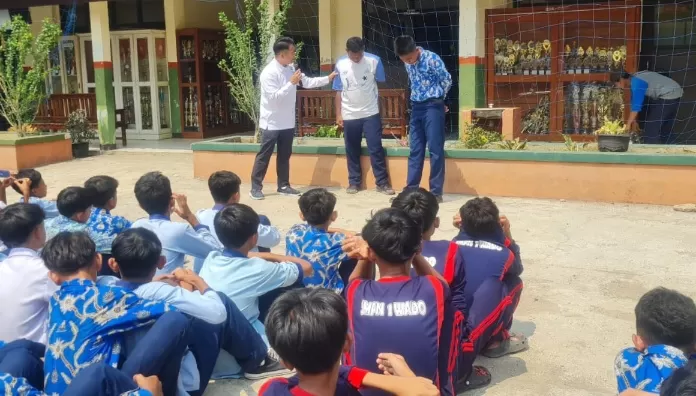 Kabid SMP Dinas Pendidikan Kabupaten Sumedang, Dadang Setiawan saat Mengunjungi Salah satu Sekolah Menengah Pertama di Sumedang (Foto : Istimewa) 