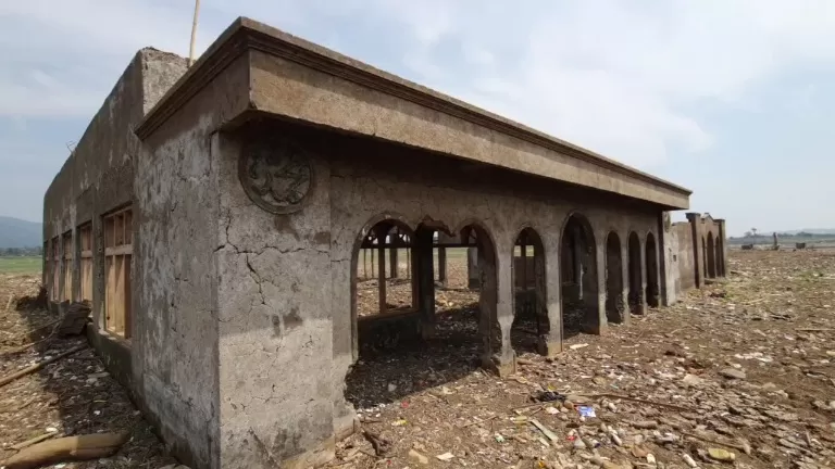 Masjid Al-Ikhlas yang sudah tenggelam selama 11 tahun di Waduk Jatigede kembali muncul dan masih kokoh