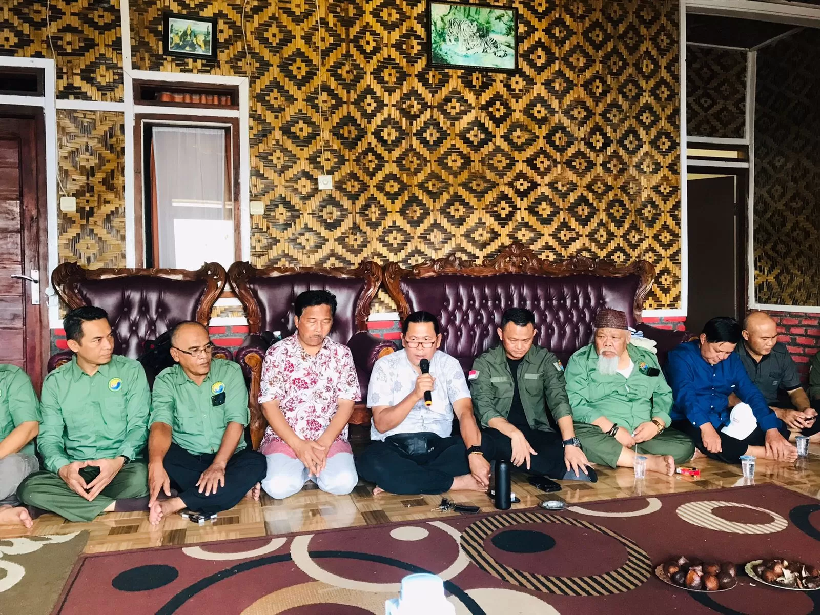 Jajaran Pengurus Presidium Pemekaran Garut Selatan saat Halal Bihalal, Minggu (7/5) di Pantai Sayang Heulang, Kecamatan Cikelet, Kabupaten Garut.