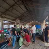 Rayakan Hari Lahir Pancasila, Ikatan Keluarga Ngada Muda Bersihkan Area Pasar di Kota Kupang