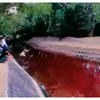 Kejadian Aneh! Air Sungai Bendungan Pamekasan Berubah Warna Merah Belum Diketahui Apa Penyebabnya