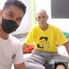 Sakit Tak Halangi Loyalitas, Pendukung Setia di Singkil Pakai Kaos Adolfien Wangania Saat Dijenguk Lewat Video Call
