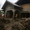 Bersihkan lumpur banjir