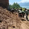 TNI Gerak Cepat Bersihkan Material Longsor Timbun Badan Jalan di Aceh Tengah