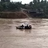 Pascabencana Banjir Naik Rakit Seberangi Sungai di Bireuen