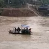 Jembatan Ambruk Belum Dibangun,  Warga Terpaksa Naik Rakit di Pedalam Bireuen