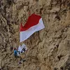 Komunitas pemancing kibarkan bendera merah putih di bukit terjal Lampuuk