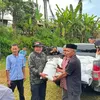 Bupati Galus terobos medan terjal, antar bantuan pangan warga pedalaman