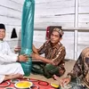 Lalui Jembatan Maut "Rawa Pakis" Camat Peunaron Antar Bantuan Al-Qur'an dari Bupati ke Sri Mulya