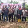 Bakti Sosial HUT Bhayangkara Ke-80, Polsek Peudawa Rawat Makam sebagai Wujud Kepedulian