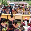 Kapolsek Simpang Jernih Dampingi Bunga Zainal Bangkitkan Semangat Anak Korban Banjir