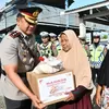 Menyapa Pesisir, Polres Aceh Timur Serahkan Bansos bagi Nelayan pada Hari Bhayangkara Ke-80
