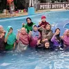 Jaga Kebugaran, Puluhan Murid Sekolah Lansia Pasir Putih Aku Cinta Ibu Depok Ikuti Outing Class Renang