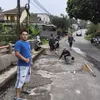 Geram Bikin Celaka, Warga Cijeruk Bogor Inisiatif Tambal Jalan Rusak Sendiri