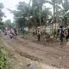 Jalan Raya Legok - Cicangkal Rusak Parah, Warga Rumpin Bogor Inisatif Perbaiki Sendiri
