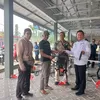 Didampingi Camat Cijeruk, Kades Palasari Serahkan 7 Unit Mesin Rumput ke Ketua RW 