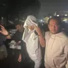 Pelaku KDRT Armor Toreador Tutupi Muka Pakai Sweater saat Tiba di Polres Bogor, Diperiksa Soal KDRT ke Cut Intan Nabila