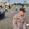 Personel Polri Sigap Bersih-bersih Kawasan Monas Usai May Day Fiesta