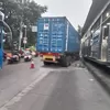 Truk Trailer Tabrak Separator Busway di Jalan S Parman, Lalu Lintas Macet Pagi Ini