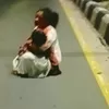 Heboh... Seorang Ibu Duduk di Tengah Jalan Gendong Bayi Berlumuran Darah