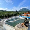 2 Jam dari Jakarta, Saung Sabin Sediakan Resto Pinggir Sungai dengan View Pegunungan, Vibes-nya Mirip di Bali!