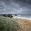 Liburan ke Pantai Saat Musim Hujan? Simak Tips Penting Ini Agar Tetap Seru dan Aman