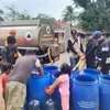   Brimob Glontorkan  10.000 Liter Air Bersih Di Desa Tipar