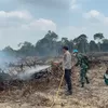 Lakukan Pendinginan Lahan Terbakar di Kabupaten Muaro Jambi, Kapolsek: Jangan Sampai Api Kembali Muncul