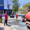 Hati-Hati! Pemotor Tergelincir Gegara Emak-emak Tumpahkan Minyak Goreng di Jalan Raya