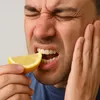 Kenapa Gigi Terasa Ngilu Saat Makan Makanan Masam? Begini Penjelasan Medisnya