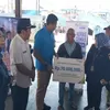 Direktur Utama BPJS Ketenagakerjaan Menyerahkan Santunan  JKK  Kepada Keluarga Nelayan yang Meninggal