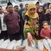 Kenalkan Tradisi Sejak Dini, Gubernur Khofifah Ajak Cucu Belanja di Pasar Bandeng Gresik
